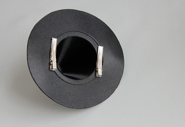 Perform Witch Hat And Take Photos Of Comic-Con Accessories