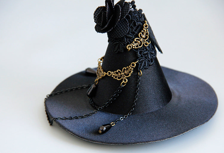Perform Witch Hat And Take Photos Of Comic-Con Accessories
